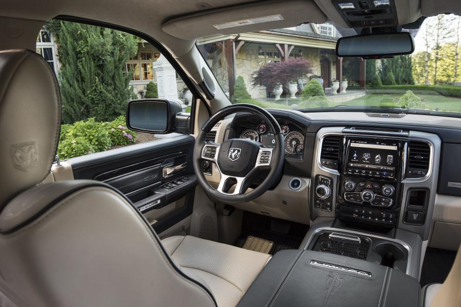 Интерьер Dodge Ram 1500 Limited Tungsten Edition Crew Cab 2017 года  (фото 11 из 26)